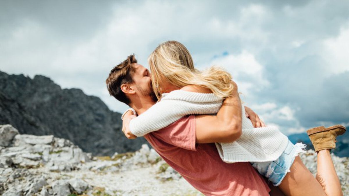 man and women kissing after meeting on DOWN