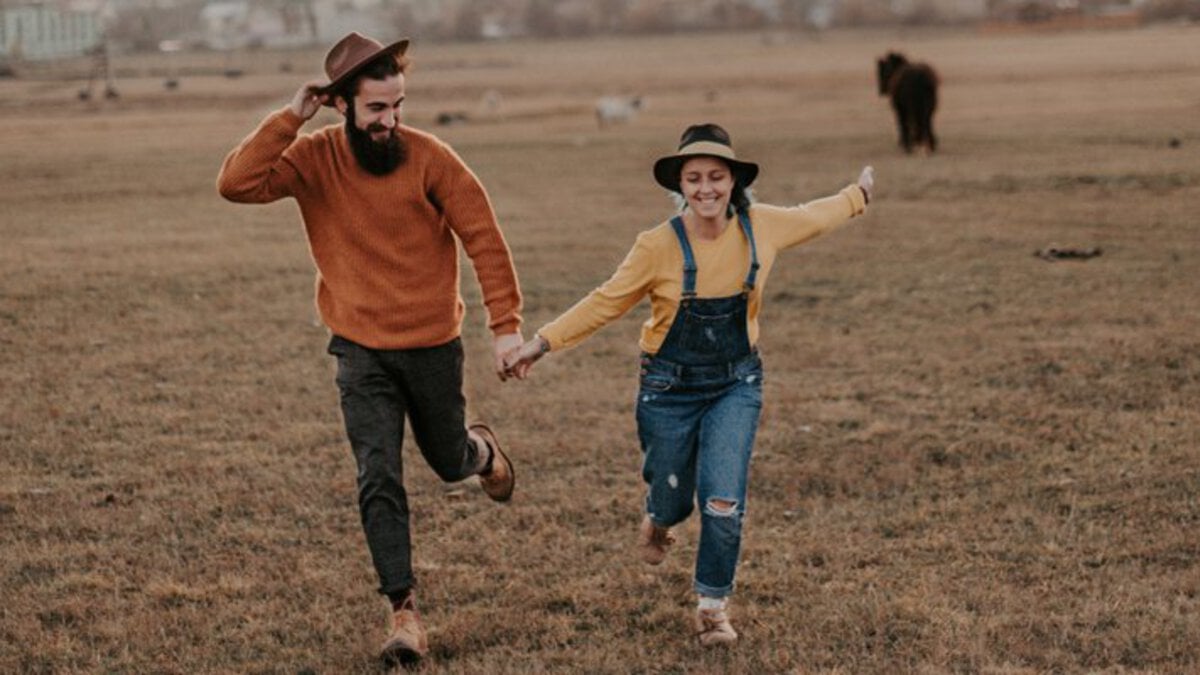 couple who met on meet mindful running and holding hands