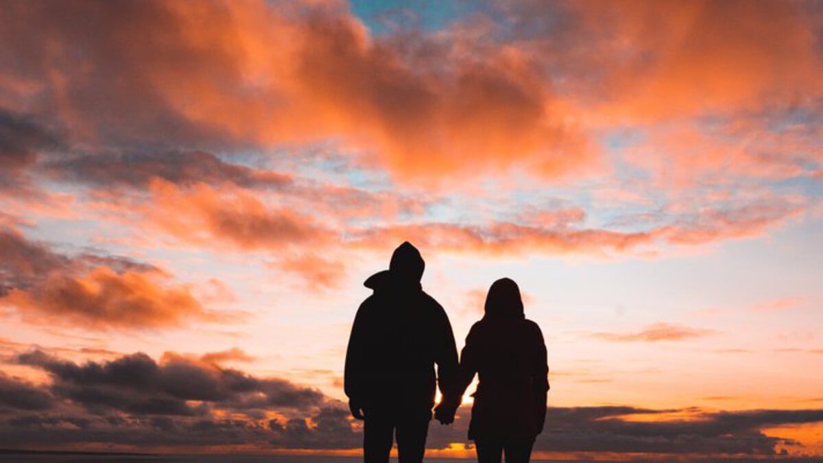 silhouette of couple from Zoosk watching sunset
